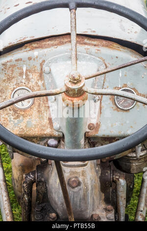 Rusty gris vintage les tracteurs Ferguson lors d'une foire agricole dans Weardale, County Durham, England UK Banque D'Images