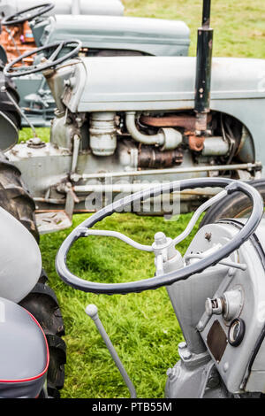 Rusty gris vintage les tracteurs Ferguson lors d'une foire agricole dans Weardale, County Durham, England UK Banque D'Images