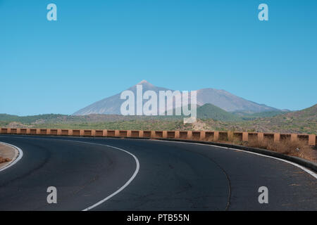 Route asphaltée / rue courbe dans le beau paysage de montagne Teide () et fond de ciel bleu, Tenerife Banque D'Images