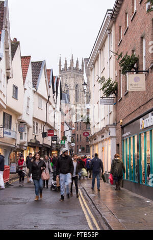 York, UK - 12 déc 2016 : Un Noël shoppers envahissent la zone piétonne animée de la vieille ville historique de New York le 12 décembre à Low Petergate, York Banque D'Images