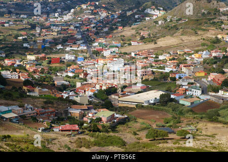 Vue aérienne sur le petit village in rural landscape Banque D'Images