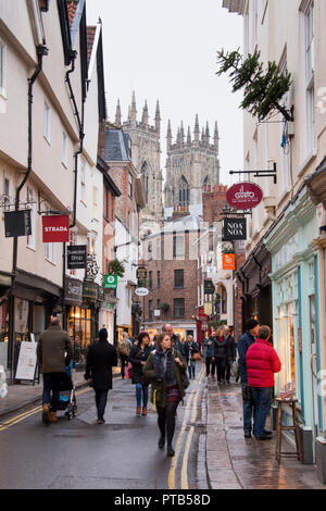 York, UK - 12 déc 2016 : Un Noël shoppers envahissent la zone piétonne animée de la vieille ville historique de New York le 12 décembre à Low Petergate, York Banque D'Images