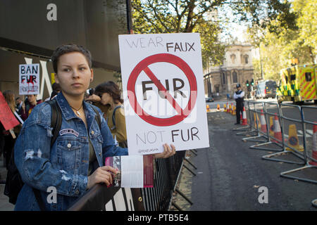 LONDON UK 14 septembre 2018, la Semaine de la mode de Londres PETA les manifestants dans des tenues cat célébrer un 'Non', la semaine de la mode de la Fourrure Banque D'Images