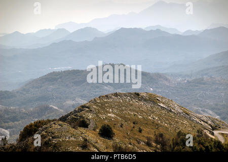 Le parc national de Lovcen, Monténégro - une vue panoramique sur la montagne de Lovcen de brouillard englouti Banque D'Images