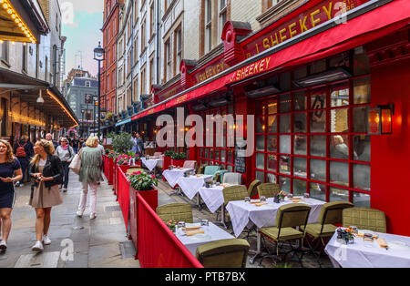 L'extérieur de la célèbre marché de J. Sheekey restaurant de fruits de mer à St Martin's Court dans le coeur de Theatreland, Covent Garden, West End de Londres Banque D'Images