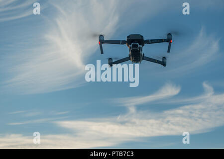 Mavic 2 Pro par Drone DJI en vol contre un ciel bleu avec des nuages tourbillonnants, face à la caméra. Rotherham South Yorkshire Banque D'Images