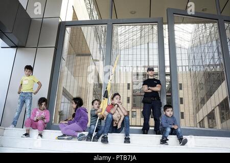 Vu les enfants assis à l'extérieur du Ministère de la politique de migration au cours de la protestation des réfugiés sur les conditions des camps de réfugiés. Banque D'Images