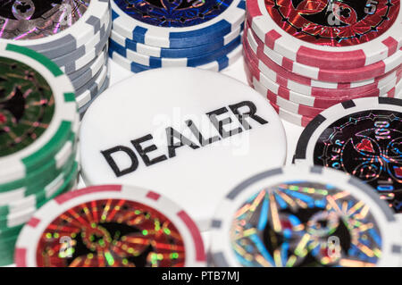 Jetons de poker Jeux avec Dealer jetons dans le centre Banque D'Images
