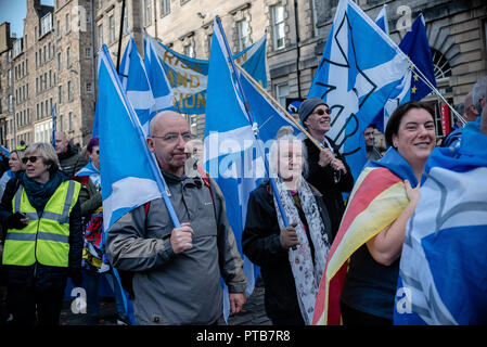 Les membres sont vus au cours de la holding mars Drapeaux et signes écossais comme ils passent le syndicaliste contre-démonstration. Des milliers de partisans de l'indépendance écossaise d'Édimbourg ont défilé dans le cadre du "tous sous une même bannière' contre, comme la coalition vise à exécuter de tels cas jusqu'à ce que l'Écosse est "libre". Banque D'Images