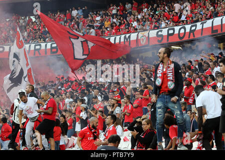 SL Benfica partisans vu en action lors de la Ligue n° 2018/19 match de football entre SL Benfica vs FC Porto. (Score final : 1-0 SL Benfica FC Porto). Banque D'Images