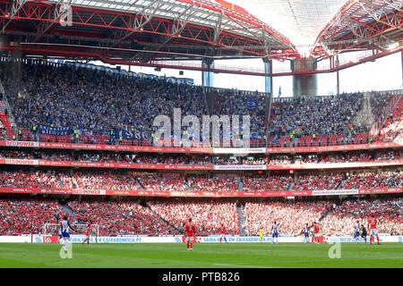 Les supporters du FC Porto vu en action lors de la Ligue n° 2018/19 match de football entre SL Benfica vs FC Porto. (Score final : 1-0 SL Benfica FC Porto). Banque D'Images