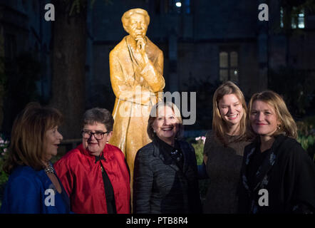 Hillary Rodham Clinton (centre) avec la Baronne Helena Kennedy, l'ancien principe de Mansfield College ; Allida noir, le biographe de Clinton ; Tracey Roosevelt, arrière petite-fille d'Eleanor Roosevelt, et Helen Mountfield, principe de Mansfield College ; à l'occasion du dévoilement de la nouvelle statue d'Eleanor Roosevelt à l'extérieur de l'Bonavero Institute sur le 70e anniversaire de la Déclaration universelle des droits de l'homme. Banque D'Images