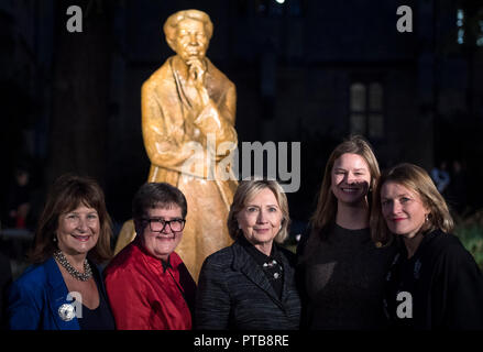 Hillary Rodham Clinton (centre) avec la Baronne Helena Kennedy, l'ancien principe de Mansfield College ; Allida noir, le biographe de Clinton ; Tracey Roosevelt, arrière petite-fille d'Eleanor Roosevelt, et Helen Mountfield, principe de Mansfield College ; à l'occasion du dévoilement de la nouvelle statue d'Eleanor Roosevelt à l'extérieur de l'Bonavero Institute sur le 70e anniversaire de la Déclaration universelle des droits de l'homme. Banque D'Images