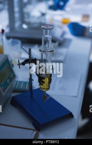 Seringue en verre avec support disposés sur table en laboratoire Banque D'Images