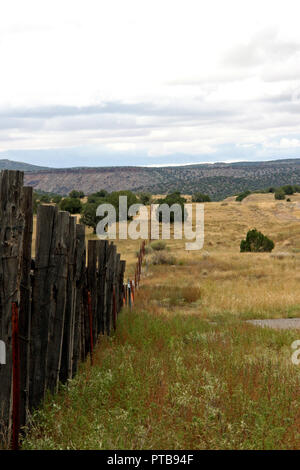 Monter la ligne de clôture ranch Arizona high desert Banque D'Images