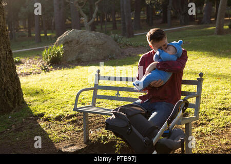 Son père Baby Boy in the park Banque D'Images