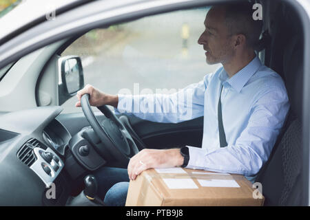 Paquet de conduire un camion de livraison Banque D'Images