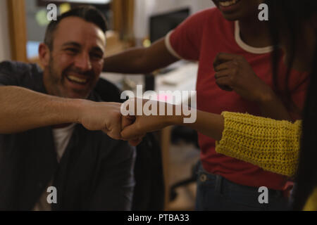 Des collègues d'affaires donnant fist bump Banque D'Images