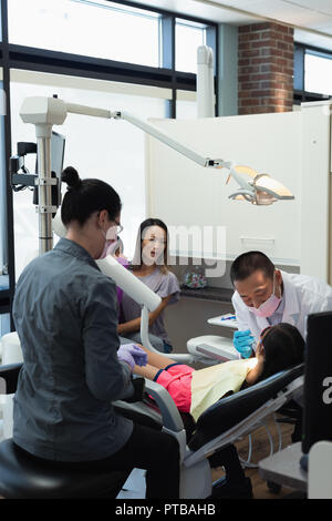 Male dentist examinant un patient avec des outils Banque D'Images