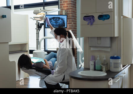 Female dentist examining a patient Banque D'Images