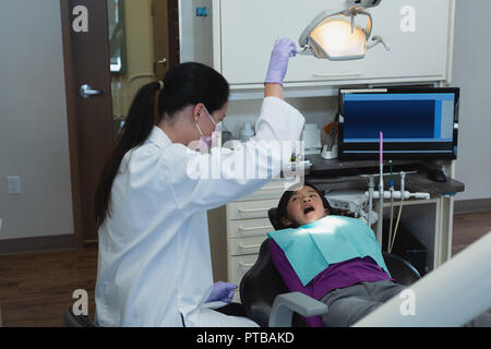 Female dentist examining patient et l'infirmière Banque D'Images