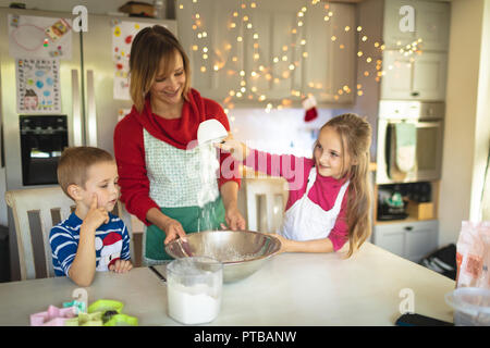 Mère et enfant making Christmas cookies à la maison Banque D'Images