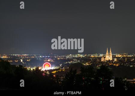 Herbstdult avec roue de Ferris et cathédrale de Regensburg, Allemagne Banque D'Images