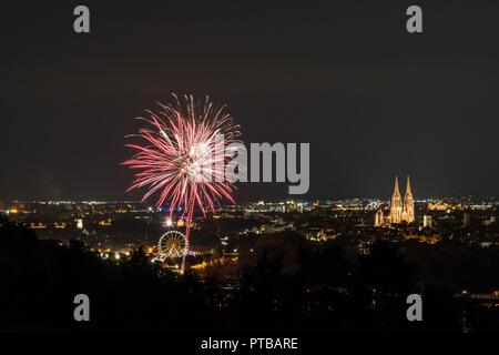 Les artifices de l'Herbstdult avec roue de Ferris et cathédrale de Regensburg, Allemagne Banque D'Images
