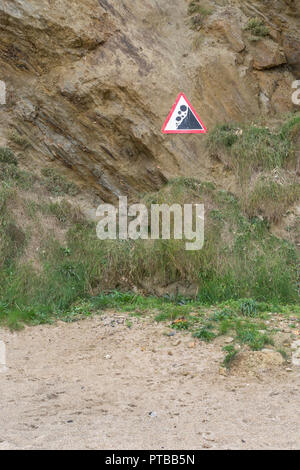 Panneau d'avertissement : falaises dangereuses / chutes de roches à Newquay Cliff, Cornwall. Concept de roches lâches. Banque D'Images