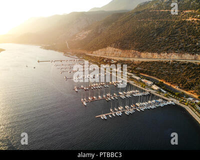 Drone aérien Vue de Kas Marina Dock Pier avec petits bateaux et yachts à Antalya en Turquie. Voyage en Turquie Banque D'Images