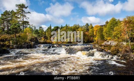 Glen Affric l'étonnant paysage est la combinaison parfaite de pinèdes, ses lacs, rivières et montagnes, il est peut-être le plus beau glen dans Scotlan Banque D'Images