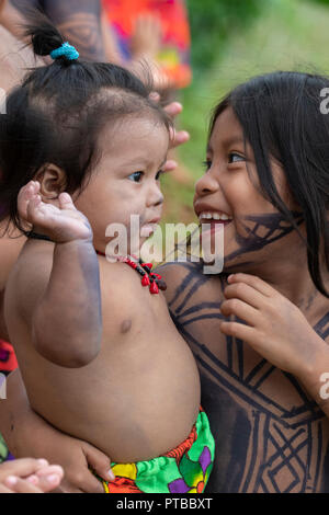 L'Amérique centrale, le Panama, le lac Gatun. Embera Indian village. Happy village typique les enfants avec des tatouages. Banque D'Images