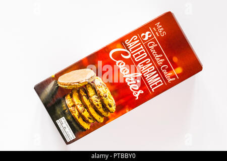 Sachet de M&S 8 Chocolats Cookies caramel salé isolé sur fond blanc Banque D'Images