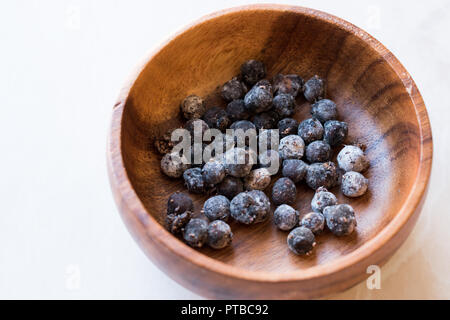 Matières noir perles de tapioca dans un bol en bois. Produit biologique. Banque D'Images