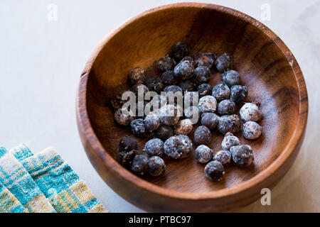 Matières noir perles de tapioca dans un bol en bois. Produit biologique. Banque D'Images
