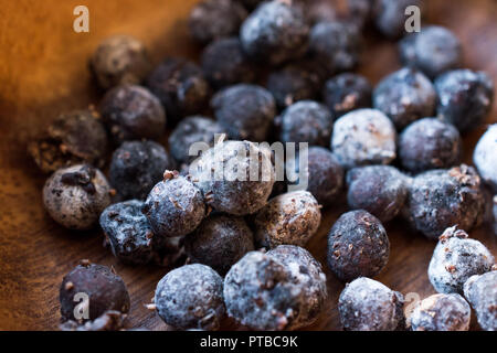 Matières noir perles de tapioca dans un bol en bois. Produit biologique. Banque D'Images