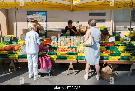 Sedan,France,22-Aug-2018,femme d'acheter des légumes sur le marché hebdomadaire à Sedan, le marché est le plus grand marché hebdomadaire de cette partie de l'Amérique France Banque D'Images