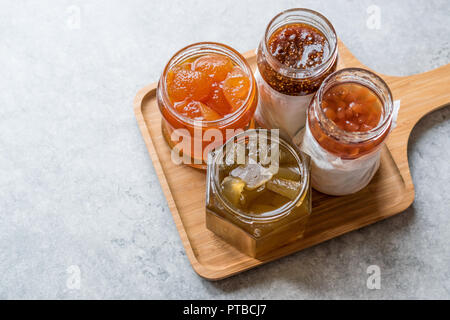 Divers pot de confitures de figue, Coing, agrumes, bergamote, pastèque sur plateau en bois / marmelade. L'alimentation biologique. Banque D'Images