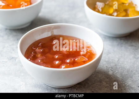 Confiture de Coing Maison dans petit Bol en céramique / marmelade. L'alimentation biologique. Banque D'Images