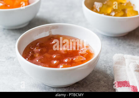 Confiture de Coing Maison dans petit Bol en céramique / marmelade. L'alimentation biologique. Banque D'Images