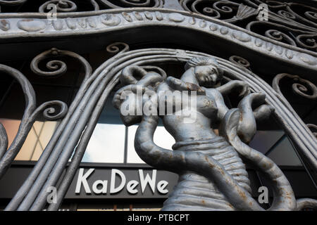 L'extérieur du magasin KaDeWe avec des portes fermées le jour férié, Berlin, Allemagne Banque D'Images