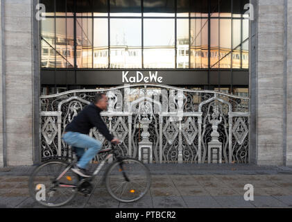 L'extérieur du magasin KaDeWe avec des portes fermées le jour férié, Berlin, Allemagne Banque D'Images