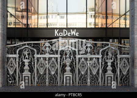 L'extérieur du magasin KaDeWe avec des portes fermées le jour férié, Berlin, Allemagne Banque D'Images