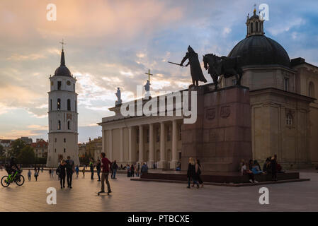 Cathédrale de Vilnius Lithuanie, vue panoramique au crépuscule en été de la cathédrale et beffroi sur la place de la cathédrale dans la vieille ville de Vilnius, Lituanie Banque D'Images