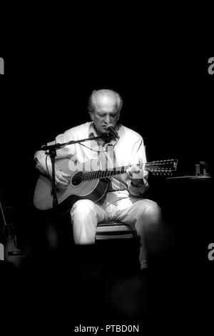 Le musicien de blues Steve Phillips jouer a 12 cordes guitare acoustique au cours d'une superbe performance à Korks Wine Bar Otley West Yorkshire Banque D'Images