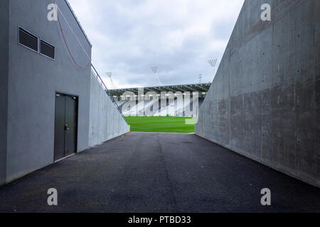 Vue d'un tunnel qui mène sur le terrain à chaomh pairc ui gaa stade de football de la ville de Cork en Irlande Banque D'Images