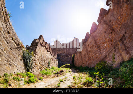 Chemin entre murs de défense, menant à la forteresse de Carcassonne, France, Europe Banque D'Images