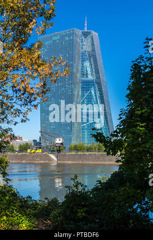 Banque centrale européenne, de Coop Himmelb(l)au style architectural déconstructiviste 2015 Ostende, vu à partir de la rivière Main, Francfort, Hesse, Allemagne Banque D'Images