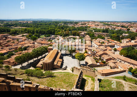 Vue aérienne de la ville fortifiée de Carcassonne avec l'église Saint Gimer, France, Europe Banque D'Images