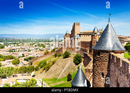 Cityscape of modern Carcassonne vue depuis le rempart de l'ouest de la ville médiévale, France, Europe Banque D'Images